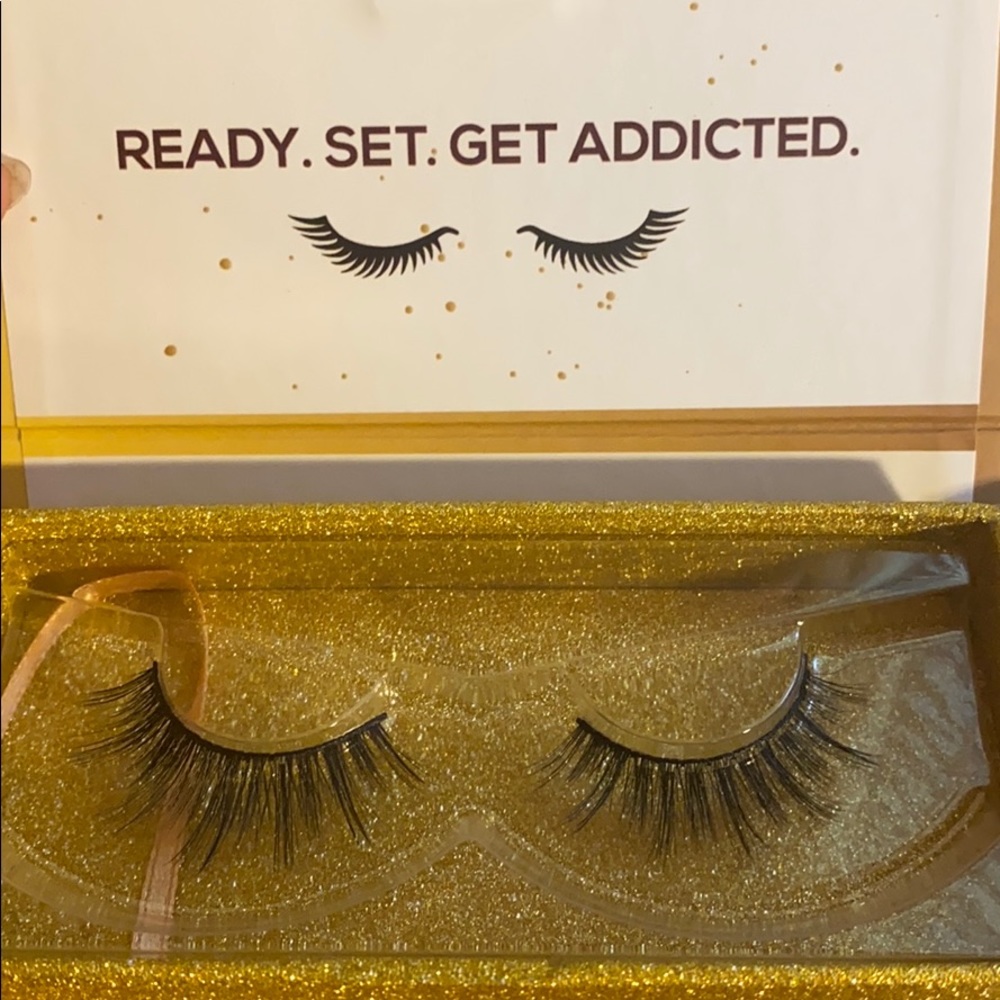 Huda Beauty Lashes plus additional pair - Picture 6 of 7